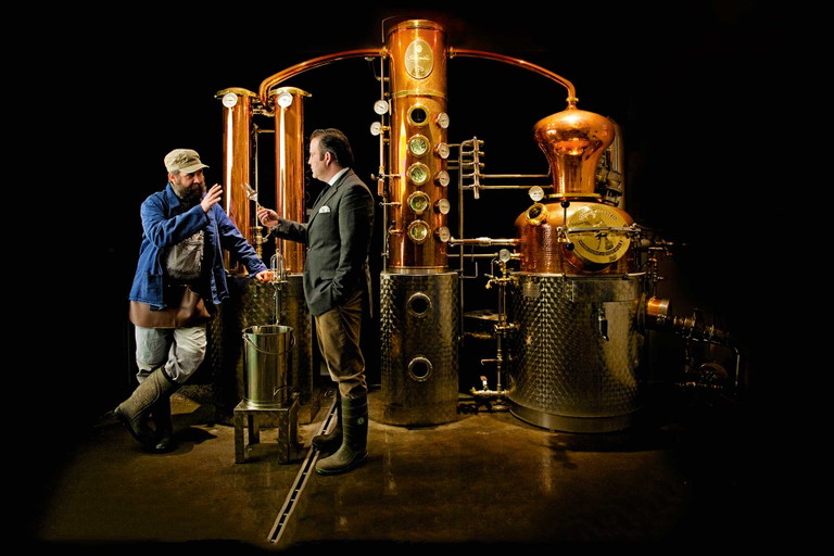  Beim Brennen achtet Christoph Keller (links) auch auf die richtige Obstkonzentration: Aus 100 Kilogramm Obst werden etwa 5–10 Liter Alkohol.© www.berndkammerer.de