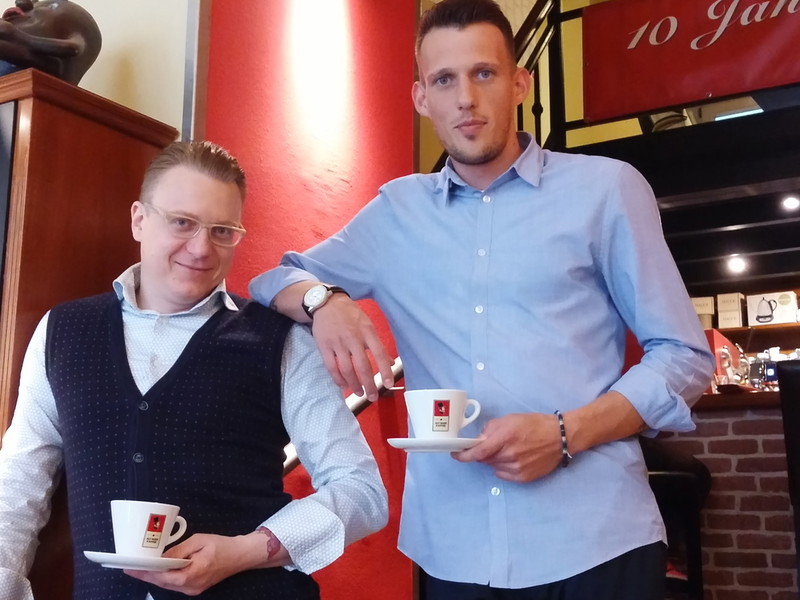 Patrick Hopf und Daniel Kellner bei der Verkostung einer eigenen Mischung der Kaffeerösterei Alt Wien.