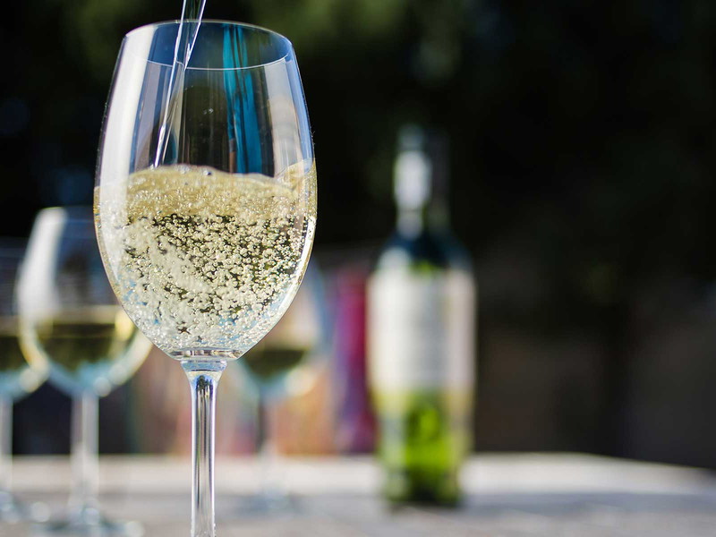 Kein Sommer ohne ihn: Der Weiße Spritzer.