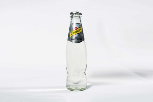 11. Schweppes Dry Tonic Water – 89 Punkte*€ 0,71 für 200 ml (Literpreis: € 3,55; exklusive Pfand), u. a. Del Fabro;Nase erinnert an Zitronenlimo. Am Gaumen beerig-süß, etwas bitter, gute Chininnote, spritzig. Gemixt etwas milder. (* Bei der Reihung wurden die Nachkommastellen berücksichtigt.)