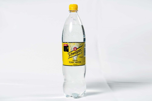 6. Schweppes Indian Tonic Water – 90 Punkte*€ 1,89 für 1500 ml (Literpreis € 1,26), U. a. Merkur, Billa;In der Nase zart nach Chinin und Zitrus. Gutes Mundgefühl, könnte etwas bitterer sein, kraftvolle Kohlensäure. Lässt Gin viel Raum, insgesamt angenehm. (* Bei der Reihung wurden die Nachkommastellen berücksichtigt.)