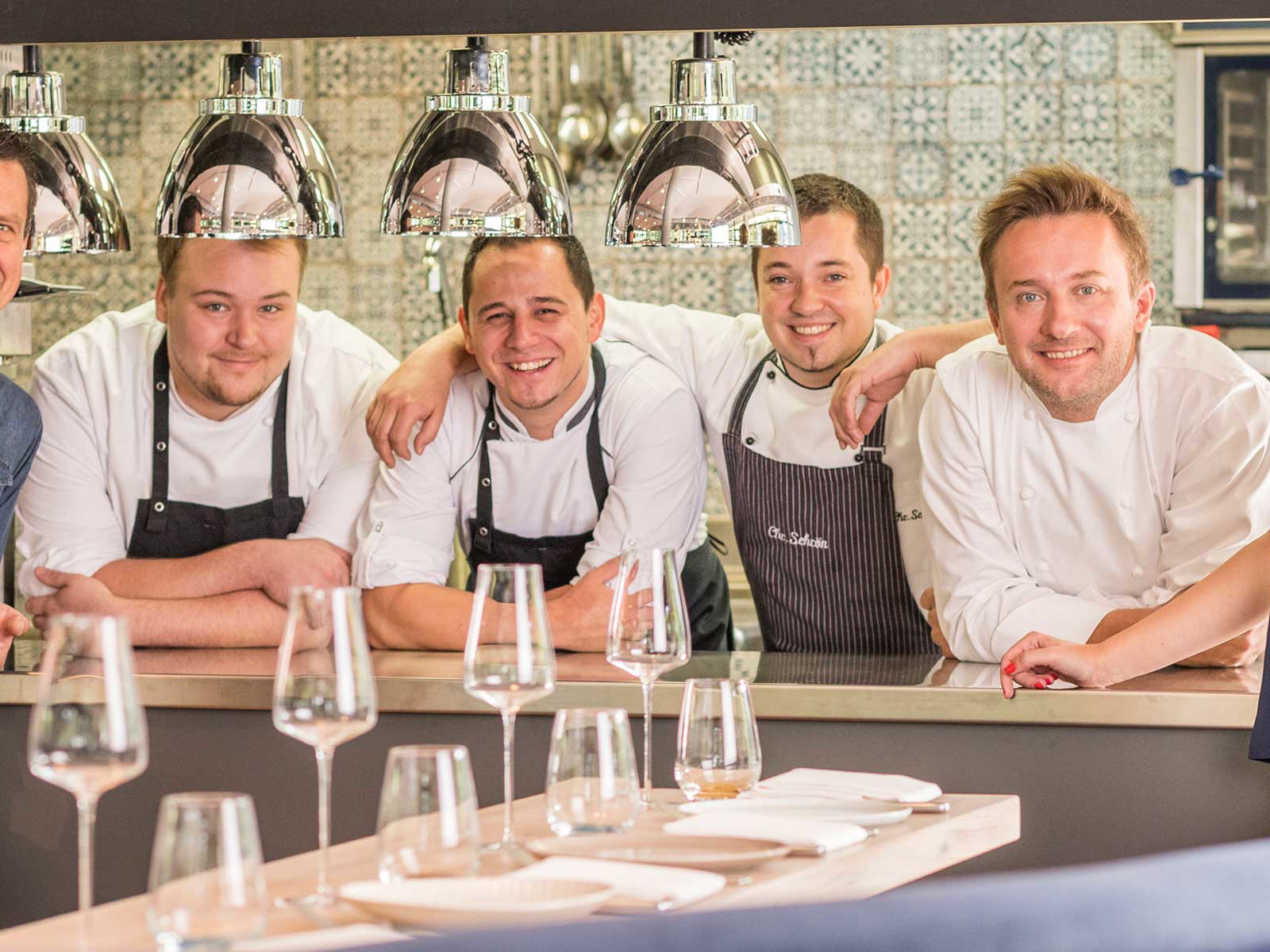 Thomas Macyszyn (2.v.r.) und sein Team vom neuen »Boathouse« in Hamburg.