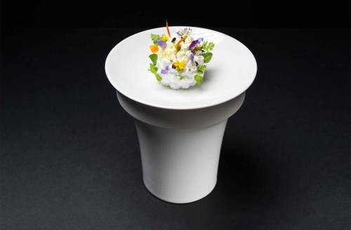 «Tomatenschneeball» aus dem Restaurant «Überfahrt» mit Kresse und Blüten von Schwarz.