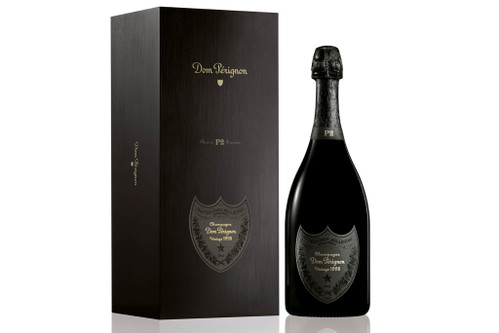 Dom Pérignon P2 Das Jahr 1998 Dieses Weinanbaujahr, in dem nur wenige Trauben geerntet werden konnten, war von Extremen gekennzeichnet. Der spektakulär heiße August fügte den Reben Hitzeschäden zu und in den ersten beiden Septemberwochen herrschte ausgesprochen graues, regnerisches Wetter. Der Beginn der Weinlese wurde auf einen späteren Zeitpunkt verschoben. Das war eine glückliche Entscheidung, dank derer die Reben von dem wundervollen Wetter der Nachsaison profitieren konnten. Diese Entscheidung führte zur Erschaffung dieses Jahrgangs-Champagners. Zu Beginn der Weinlese am 21. September waren die Trauben optimal reif und gesund. &nbsp;&nbsp;Die Nase: Nach einer kurzen Zeit an der Luft entwickelt der Wein ein intensives, vollmundiges Bouquet mit Noten von Geißblatt, orangefarbenem Obst, gerösteten Mandeln und einem Anflug von Jod.&nbsp; Die Verkostung: Die sahnige Textur, welche diesen Jahrgangs-Champagner kennzeichnet, führt mit einer Welle aromatischer Persistenz in eine ausgefallene und doch ansprechende Richtung. Das Gleichgewicht wird wieder hergestellt durch den rauchigen, scharfen und energiereichen Abgang.