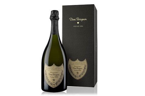 Dom Pérignon blanc 2006Das Klima 2006 war durchschnittlich warm und trocken, obschon kontrastreich. Der Juli war durch eine Hitzewelle geprägt, wogegen sich der August ungewöhnlich kühl und feucht präsentierte. Wieder einmal hat es der September gerettet, der botrytisanfällige Trauben noch abtrocknen ließ und so eine bessere physikalische Reifung der Trauben möglich machte. Die Lese begann am 11. September und dauerte drei Wochen. Die Nase: Sofort ist man ergriffen vom angenehmen und für Dom Pérignon so typischen Bouquet: pur, luftig und strahlend. Die blumigen und gleichzeit fruchtigen Aromen öffnen sich kurz, um dann rasch in das typische Dunkle Dom Pérignons zu gleiten. Dezente Röstaromen und feine Lakritznuancen krönnen das Aroma. Die Verkostung: Die Fülle erstrahlt sogleich am Gaumen, in sich abgeschlossen, rund und dicht. Das Mundgefühl bleibt unendlich lange und immer wieder tauchen neue Eindrücke am Gaumen auf. Das Finish ist seidig und cremig – dank der langen Reifung auf der Hefe. Die typische Salzigkeit und das Erdige umrahmt das Gaumenerlebnis. 