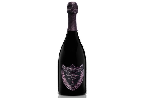 Dom Pérignon Rosé 2004Das Jahr 2004 war ein klassisches Jahr für die Champagnerkreation – so auch für Dom Pérignon. Bereits der Blanc zeigt seine Größe in Aroma, Geschmack und Langlebigkeit. Es gab keine erwähnenswerten wetterbedingten Probleme während des Vegetationszeitraumes. Die Lese begann am 24. September und brachte gesundes und vielversprechende Trauben. Die Nase: Zu Beginn zeigen sich gleich intensive rotbeerige Fruchtaromen, wie Himbeeren und saftige Walderdbeeren. Getrocknetes Wiesengras, Blutorange und Kakao runden das Bouquet würzig-elegant ab. Die Verkostung: Dom Pérignon Rosé 2004 schmiegt sich elegant, aber mit vollem Einsatz an jeden Winkel des Gaumens und besticht mit Prezision und Vielschichtigkeit. Das Finish ist lange, rotfruchtig wie die Nase und überrascht mit feinen, frischen Zitrusnoten. 