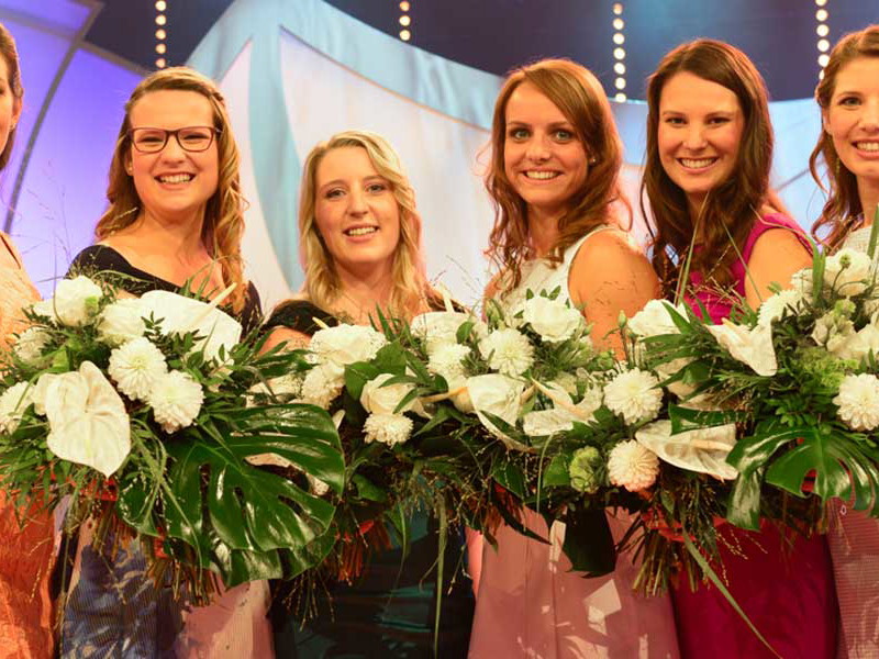 Die Finalistinnen v.l.n.r.: Clarissa Peitz (Nahe), Louisa Follrich (Rheingau), Anja Antes (Hessische Bergstraße), Lena Endesfelder (Mosel), Christina Schneider (Franken), Mara Walz (Württemberg.) 