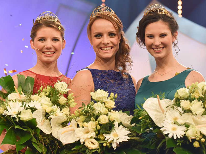 Die Weinhoheiten 2016: Prinzessin Mara Walz (Württemberg), Königin Lena Endesfelder (Mosel) und Prinzessin Christina Schneider (Franken).