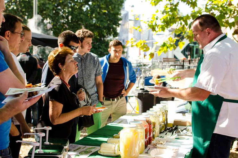 Beim Fest der Wurst dreht sich alles um die Wurst und seine Begleiter – hier z.B. um das Sauergemüse.