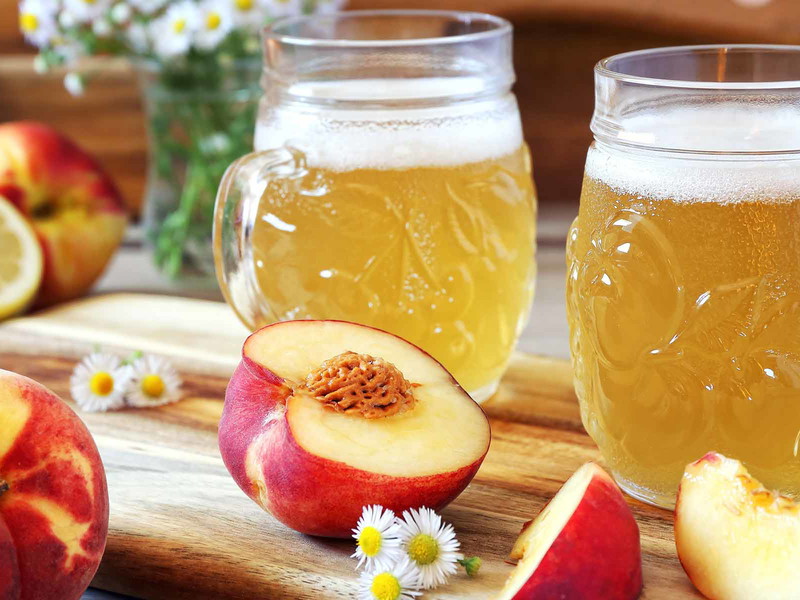 Pfirsichbier ist nur ein Beispiel – Bier wird auch mit Kirschen, Johannisbeeren oder Himbeeren gepaart.