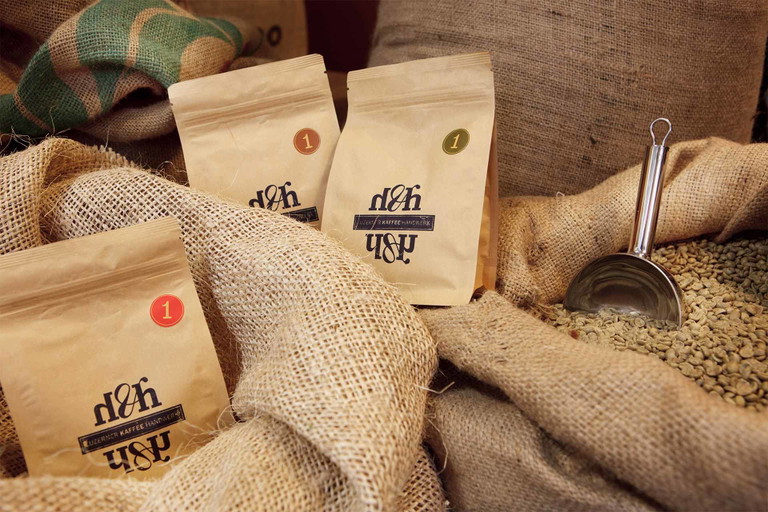 Den Kaffee kann man sowohl im Webshop bestellen als auch im Ladenlokal «portmanngrafik» kaufen. 