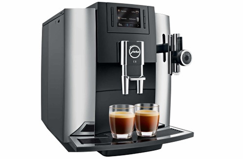 Platz 4: JURA E8 CHROM – Für MilchschaumschlürferDer günstigste Automat im Test: elegantes Design und gute, übersichtliche Menüführung. Minus: laut, spritzt bei der Zubereitung, Kaffee ist recht wässrig, bitter. Aber: bester Milchschaum im Test!Gesehen für: CHF 1280,–Handling/Design: 4Kaffee: 1,75Milch: 4,25Reinigung: 3,5GESAMT: 13,5 von 20 Punkten