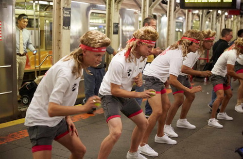 Für den Launch der Partnerschaft und der Kampagne wurden 150 Andre Agassi Klone im 80-er Jahre Look durch New York geschickt.