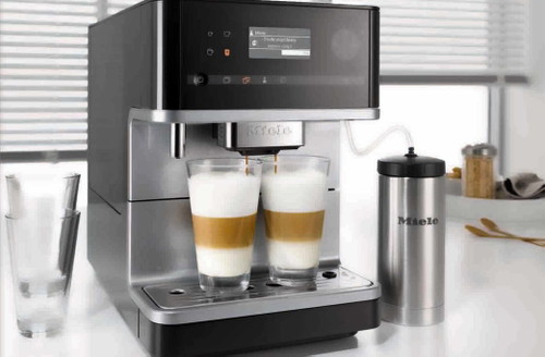 Platz 2: MIELE CM 6310 – Für Espresso-LiebhaberSchönstes Design und bester Kaffee, urteilte die Jury. Für Liebhaber toll: viele Parameter zum Einstellen (z. B. auch Vorbrühung). Spritzt etwas bei der Milchzubereitung, Blasen im – ansonsten schönen – Schaum. Satzbehälter schnell voll. Gesehen für: CHF 1799,–Handling/Design: 4,25Kaffee: 4,75Milch: 3,5Reinigung: 3GESAMT: 15,5 von 20 Punkten