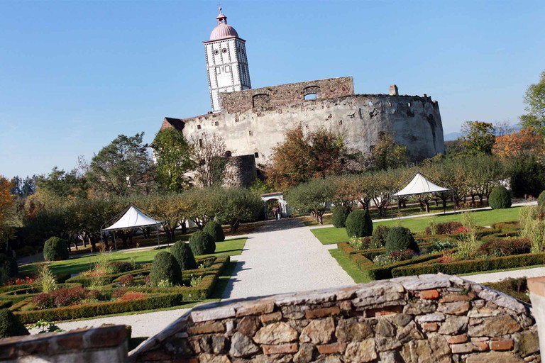Das Schmankerlfest findet im schönen Terrakotta-Arkadenhof der Schallaburg statt.