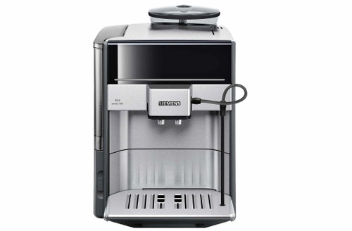 Platz 5: SIEMENS TE617503DE – Für die KompromissbereitenSchöne Optik, kein Milchbehälter. Verständliches Menü mit vielen Abbildungen. Kaffee: starkes Aroma, aber wässrig, wenig cremig. Schöner Milchschaum. Milch zu warm, Kaffee etwas zu kalt. Gesehen für: CHF 1660,–Handling/Design: 3,75Kaffee: 2,75Milch: 3Reinigung: 3,75GESAMT: 13,25 von 20 Punkten