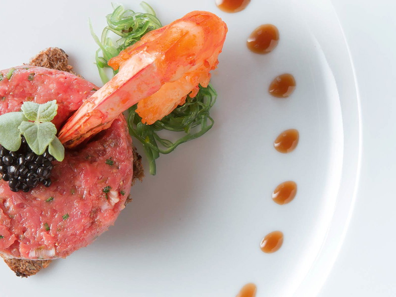 »Boeuf Tatar«: Tatar vom Rinderfilet, geräucherter Hecht-Kaviar, Garnele, Algensalat.
