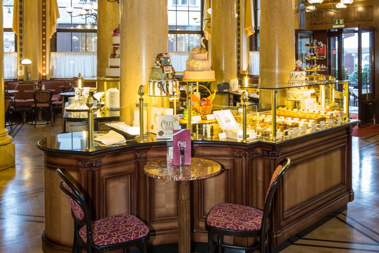 Tortenvitrine des Café Central im Palais Ferstel.