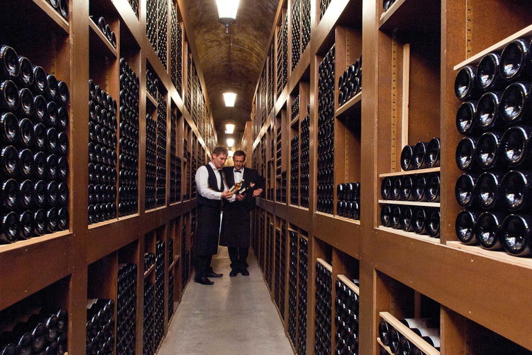 Patrice Frank (rechts) wacht als Chefsommelier über den kostbaren Weinkeller.