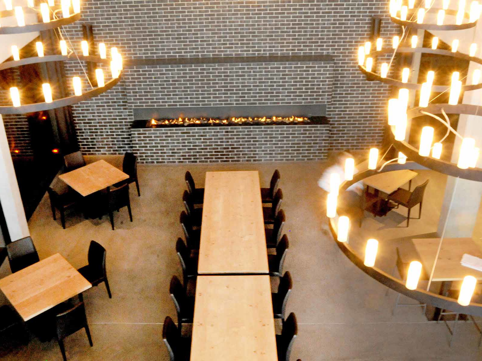 Das Feuer des Cheminées sorgt für warmes Licht in der Weinlounge.