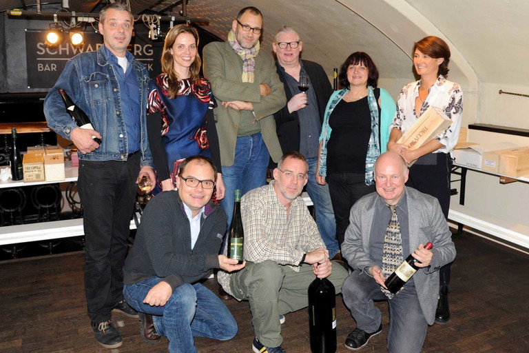 Das gesamte Team der Weinversteigerung 2015: (v.l.n.r.) Kabarettist Thomas Maurer, Auktionatorin Elisabeth Hirschmann-Huemer, Journalist Christian Seiler, Weinjournalist Helmut Knall, Integrationshaus-Geschäftsführerin Andrea Eraslan-Weninger, Winzerin Heike Heinrich, Winzer Johannes Hirsch, Nikolaus Heinelt/Öffentichkeitsarbeit Integrationshaus, Vorstandsvorsitzender des Integrationshauses Sepp Stranig.
