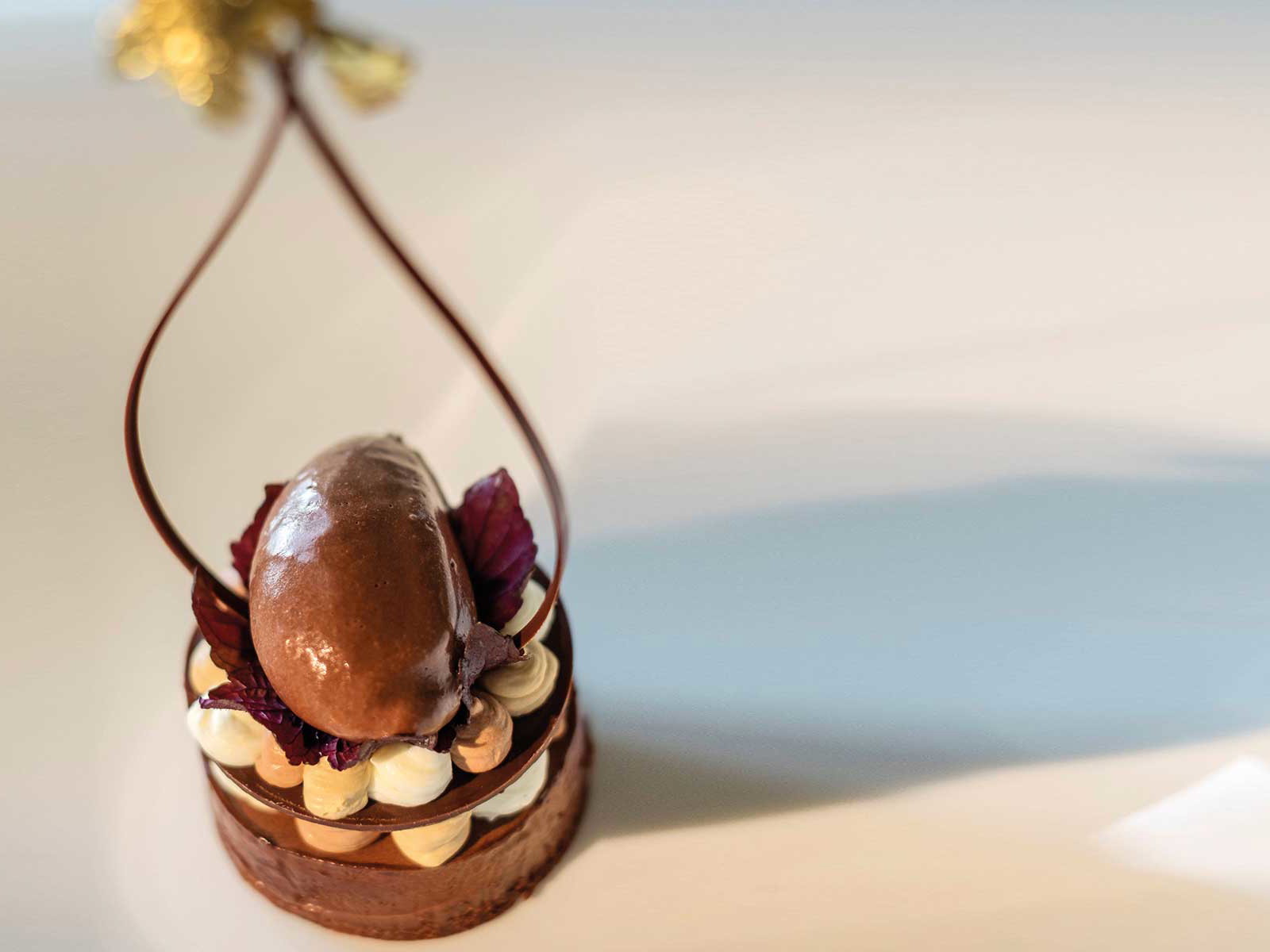 Süßes Kunstwerk aus »Jacobs Restaurant«: Törtchen von Araguani-Schokoladen.