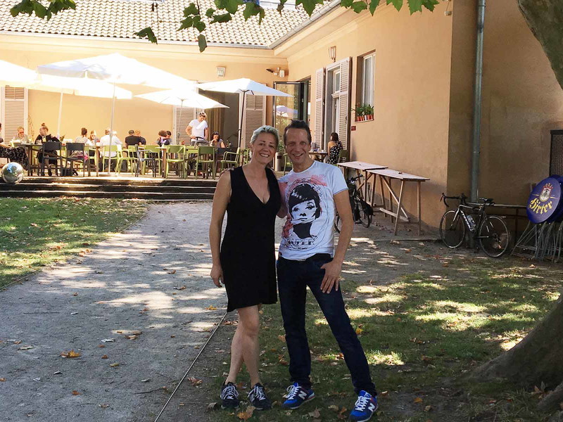 Nathalie Gerer und Robin Haibl vor Ihrem Juwel im Augarten.