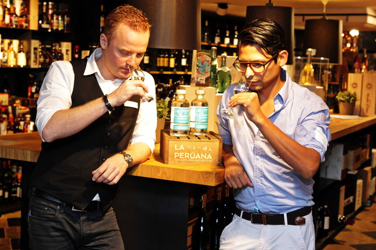 Chris Gibson de Okura und Wladimir Tropman, Kellermeister bei Moreira Gourmet House in Küsnacht.