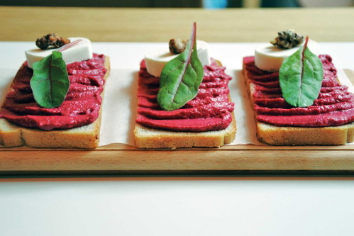 Ziegenkäse und Rote Beete – einer der vielen Brötchen-Beläge aus dem Bistro »Sisters«.