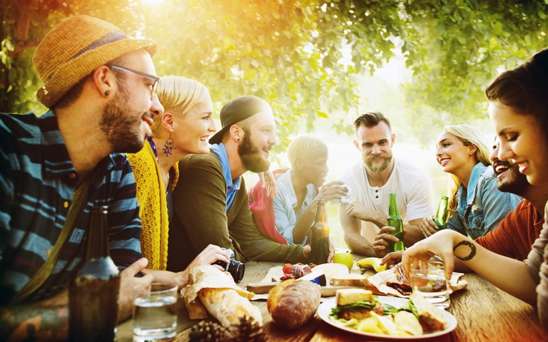 Die sinnliche Freude beim gemeinsamen Essen, wenn einfach «alles» passt, erleben wir als vollkommenes Glück. Auch Licht und Farben spielen dabei eine wichtige Rolle.