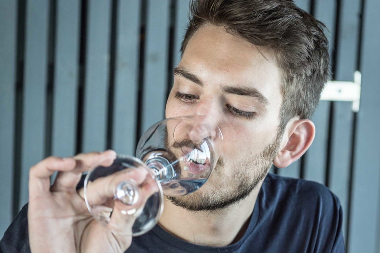 Falco Torini beim Verkosten eines Tonic Waters.