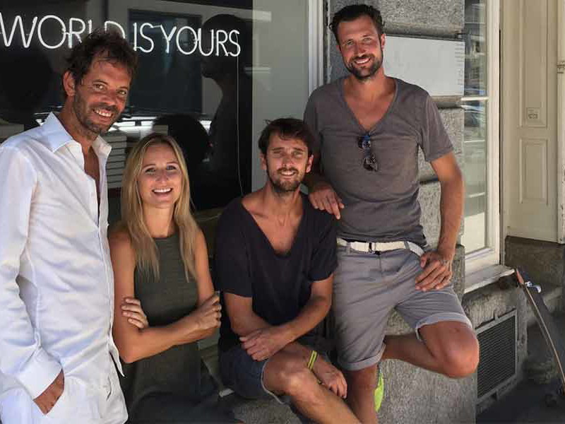 Die Crew von «Vier &amp; Eins» vor der Galerie, die für einen Monat zur Bar wird.
