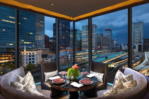 Französisches Restaurant »Motif« im Hotel »Four Seasons«: tolle Aussicht, perfekter Service.