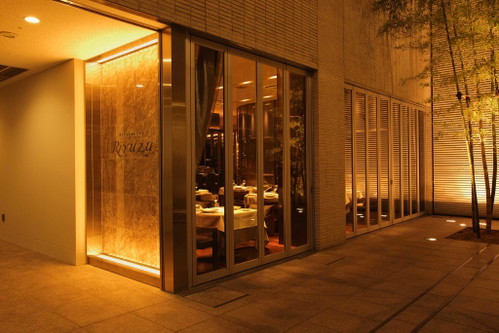 Zwei-Sterne-Restaurant »Ryuzu«: keine Stäbchen, aber dennoch Japan-Küche pur mit französischer Weinbegleitung.