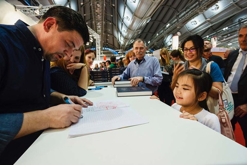 Begehrt: Autogrammstunden mit Tim Mälzer.