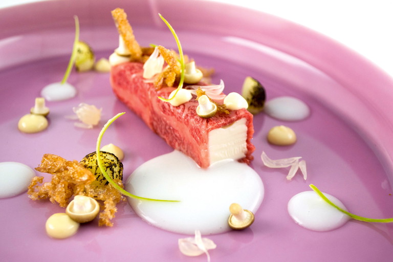  Kobe-Beef auf eingelegtem Tofu mit Basmati-Reisschaum, Miso-Creme und Buchenpilzen.