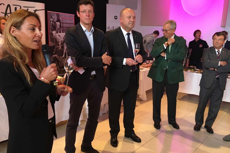 Laetizia Riedel beschreibt äußerst überzeugend die Vorzüge des neuen Sektglases. Benedikt Zacherl, Herbert Jagersberger, Ferdinand Maier und Willi Klinger lauschen aufmerksam.