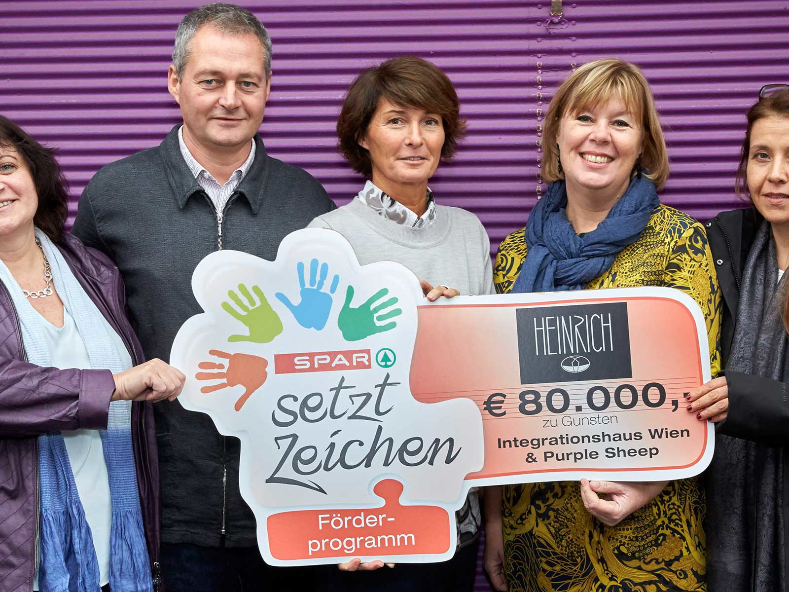 80.000 Euro übergaben die Winzer Heike und Gernot Heinrich (links) sowie SPAR-Weinexpertin Anne Thysell (2. v. r.) an das Integrationshaus Wien und das Freunde-Schützen-Haus des Vereins Purple Sheep.