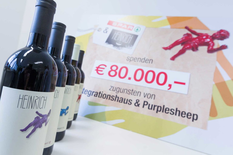 Mit dem Kauf der fünf »Guten« Weine des Weinguts Heinrich unterstützten SPAR- und INTERSPAR-Kunden das Integrationshaus und Purple Sheep. SPAR verdoppelte den Spendenbetrag des Weinguts Heinrich auf 80.000 Euro.