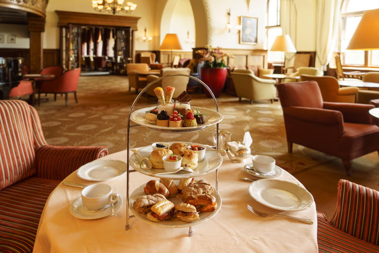 Afternoon-Tea im Grandhotel Suvretta House.