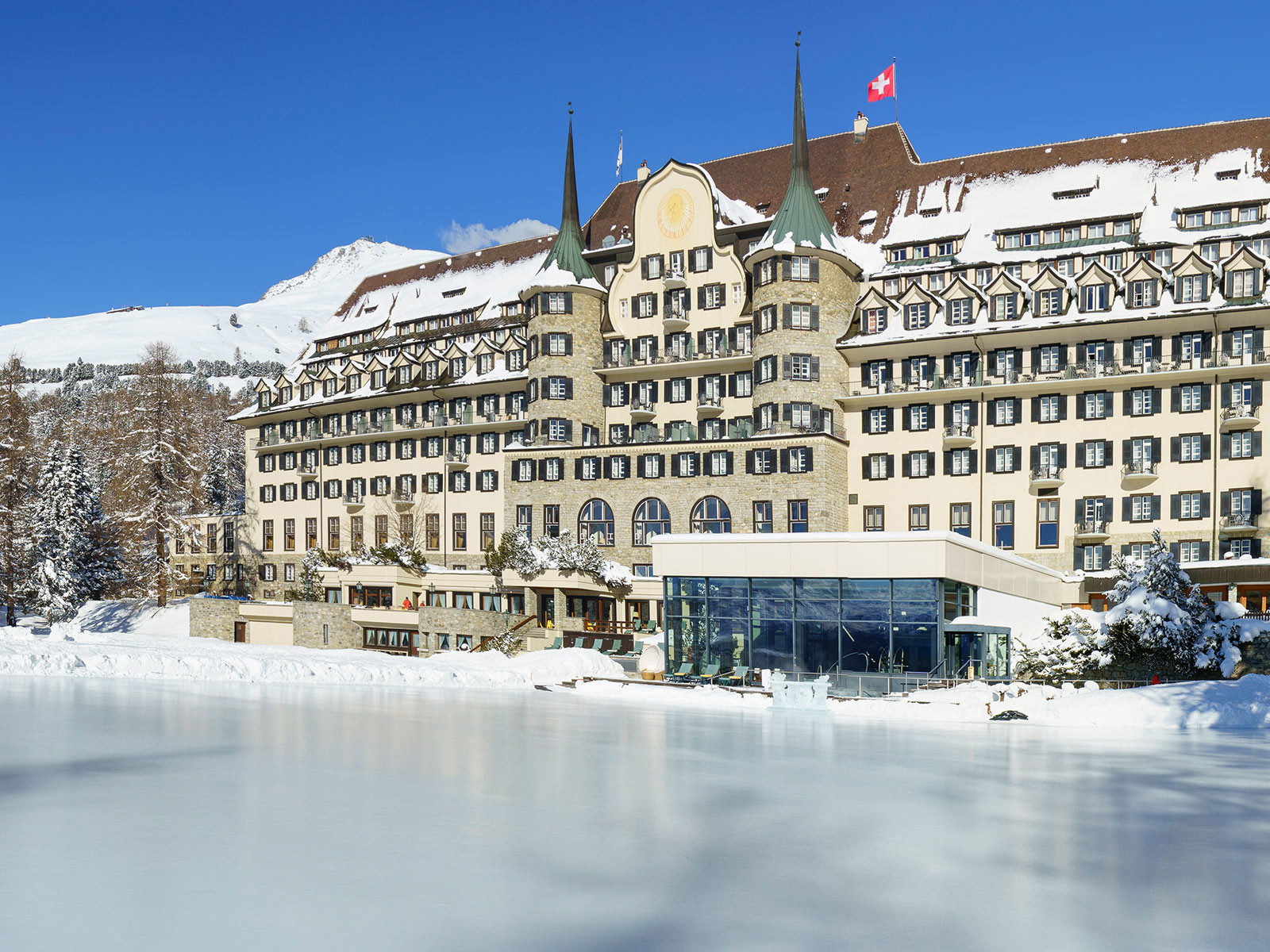 Ein eisiges Vergnügen für Gäste, Schaulustige und Eislauf-Profis beim Suvretta House.