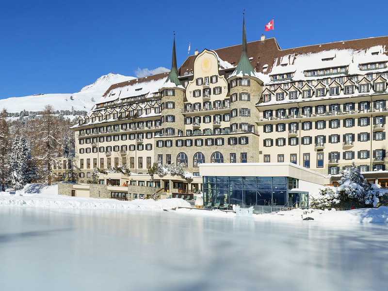 Ein eisiges Vergnügen für Gäste, Schaulustige und Eislauf-Profis beim Suvretta House.
