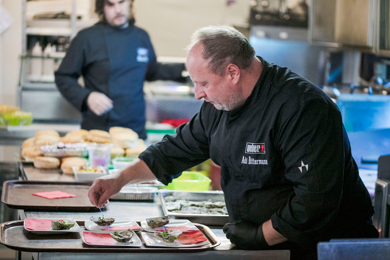 Grillweltmeister Adi Bittermann schwört auf Weber-Produkte und -Bücher.