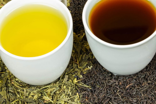 Was haben schwarzer und grüner Tee gemeinsam?Beide Teesorten stammen von der gleichen Pflanze, der Camellia Sinensis.&nbsp; Der Unterschied liegt in der Verarbeitung. Um schwarzen Tee zu gewinnen, werden die Blätter unter anderem fermentiert.&nbsp; Bei Grünem Tee wird dies verhindert.