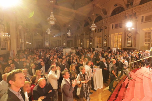 Prall gefüllter Festsaal in der Wiener Hofburg.