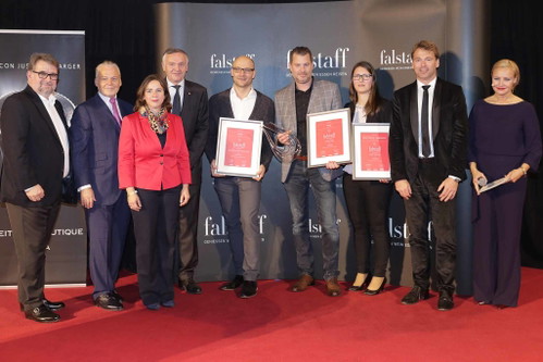 Die Sieger der Reserve-Trophy: Peter Moser, Wolfgang Rosam, Doris Wendler (Vorstand Wiener Städtische Versicherung), Heinz Schuster (Generaldirektor s Versicherung), Horst Gager (Weingut Gager), Josef Christian Tesch (Weingut Tesch), Christine Lentsch (Weingut Lentsch), Harald Riener (Vorstand Donau-Versicherung), Moderatorin Verena Scheitz.