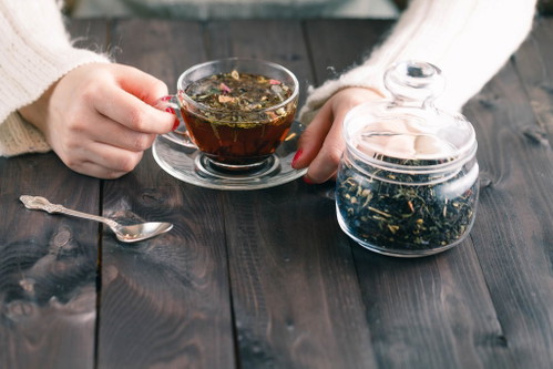 Wie gesund ist Tee?Um Tee ranken sich viele Mythen. Fakt ist, Tee enthält je nach Sorte eine Vielzahl von Inhaltsstoffen, die positive Effekte für Körper und Psyche haben:Polyphenole: Radikalfänger, die wichtig für das Immunsystem sind und eine starke antioxidative Wirkung haben.Fluorid: stärkt den Zahnschmelz und schützt vor KariesÄtherische Öle: Duft und Aroma wirken wohltuend auf Körper und GeistKoffein: anregende Wirkung auf den Körper