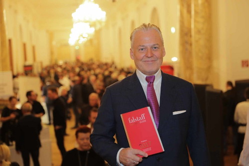 Falstaff Herausgeber Wolfgang Rosam präsentiert den Rotweinguide 2017, ab sofort für 14,90 Euro zzgl. Versandkosten im Handel oder auf www.falstaff.at/guides&nbsp;