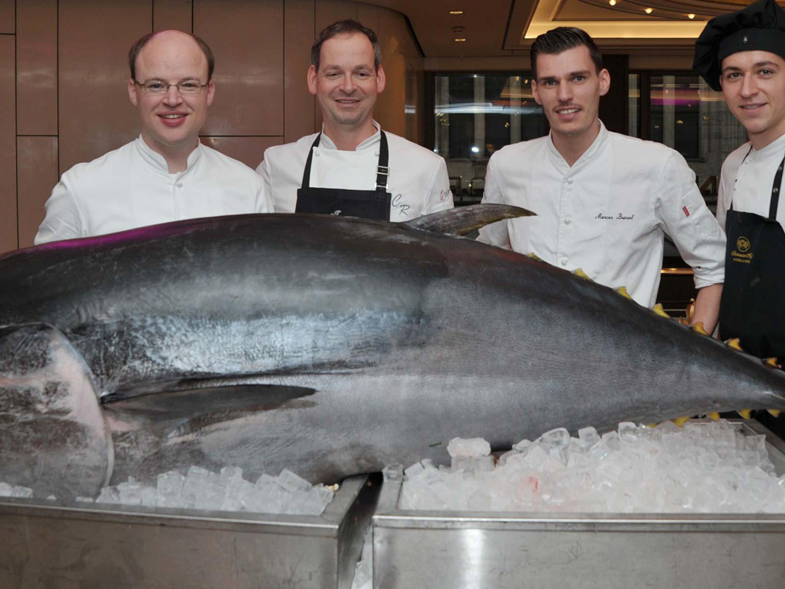 v.l.n.r.: Philipp Ferber, Christoph Rüffer, Markus Bunzel und Flemming Zitzmann mit einem Roten Thunfisch.