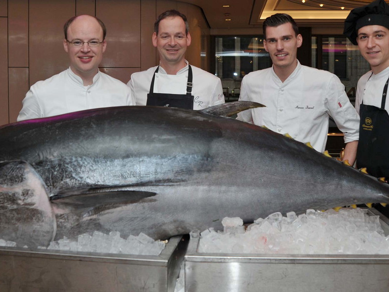 v.l.n.r.: Philipp Ferber, Christoph Rüffer, Markus Bunzel und Flemming Zitzmann mit einem Roten Thunfisch.